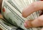 Tensão faz dólar disparar 4,86% e fechar pela primeira vez acima de R$ 5