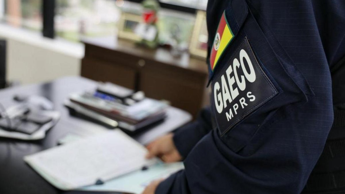 Justiça proíbe empresa de contratos