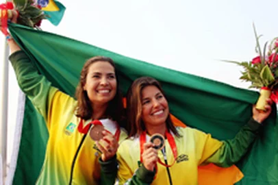 zol - as atletas brasileiras Isabel Swan (E) e Fernanda Oliveira conquistaram a medalha de bronze na Classe 470 - Competição de Vela, realizada no Centro Olímpico de Vela de Qingdao - Jogos Olímpicos - pequim - 18/08/2008