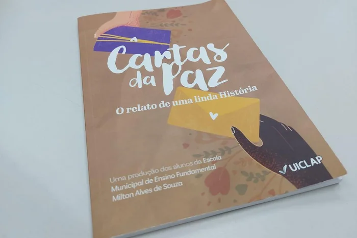 Obra de 102 páginas foi escrita com base nas cartas enviadas e recebidas pelos estudantes