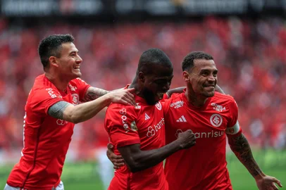 PORTO ALEGRE, RS, BRASIL, 08/10/2023-Gre-Nal 440 no estadio Beira-Rio. Aránguiz, Enner Valencia, Alan Patrick. Foto: André Ávila / Agencia RBS<!-- NICAID(15563308) -->