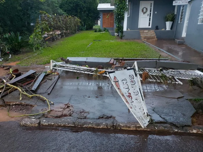 Entulhos começam a aparecer a medida que o nível da água diminui