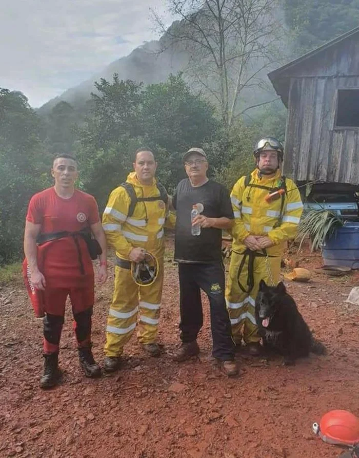 Casa (D) foi encontrada após sargento se guiar pela audição no escuro