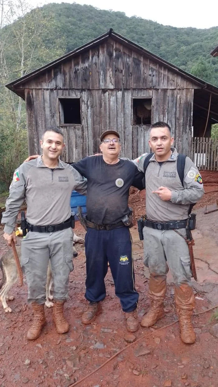 O sargento Ornel ao centro, após ser encontrado pela força-tarefa que o buscava