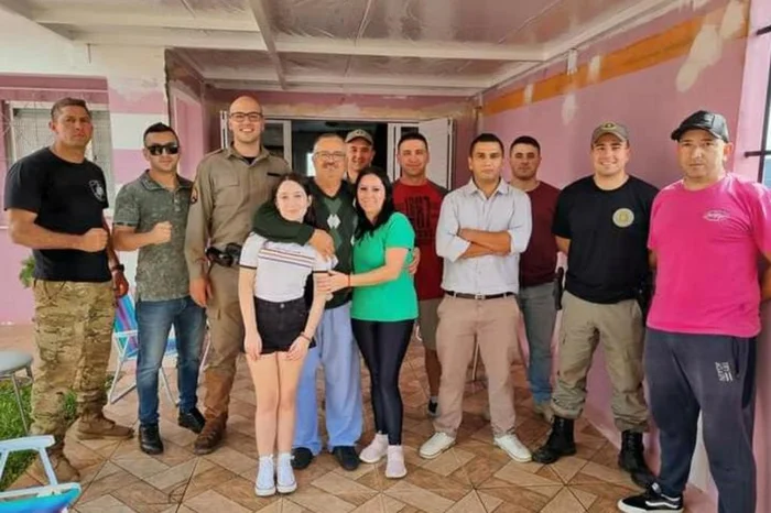 Sargento Ornel (ao centro) com amigos e familiares após se reencontrar com a esposa Loreci e família