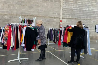 Metade do valor arrecadado em bazar da Apae irá para atingidos pela enchente no RS<!-- NICAID(15807734) -->