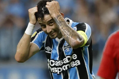 PORTO ALEGRE, RS, BRASIL, 08/02/2025- Gre-Nal 444: partida realizada na Arena, válido pela sexta rodada do Gauchão. Villasanti, Thiago Maia. Foto: Mateus Bruxel / Agência RBS<!-- NICAID(15972290) -->