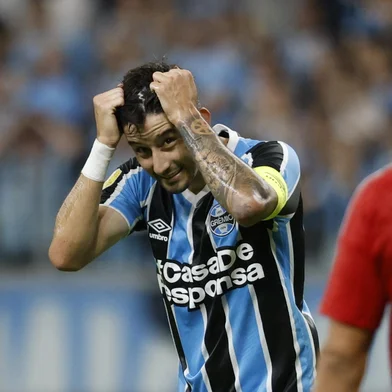 PORTO ALEGRE, RS, BRASIL, 08/02/2025- Gre-Nal 444: partida realizada na Arena, válido pela sexta rodada do Gauchão. Villasanti, Thiago Maia. Foto: Mateus Bruxel / Agência RBS<!-- NICAID(15972290) -->