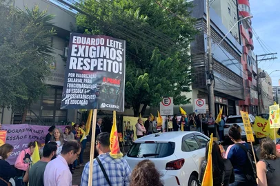 Professores fazem protesto em Passo Fundo; saiba quais as demandas<!-- NICAID(16022388) -->