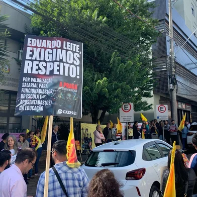 Professores fazem protesto em Passo Fundo; saiba quais as demandas<!-- NICAID(16022388) -->