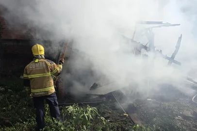 Incêndio destrói casa em Passo Fundo<!-- NICAID(16025605) -->