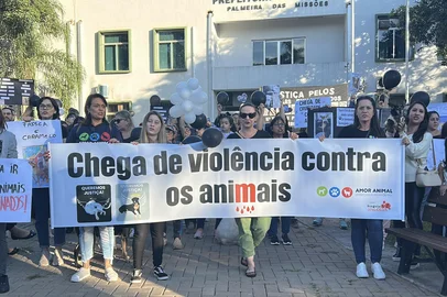 Moradores protestam e pedem justiça após 15 casos de cães envenenados em Palmeira das Missões<!-- NICAID(16028899) -->