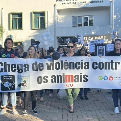 Moradores protestam e pedem justiça após 15 casos de cães envenenados em Palmeira das Missões<!-- NICAID(16028899) -->