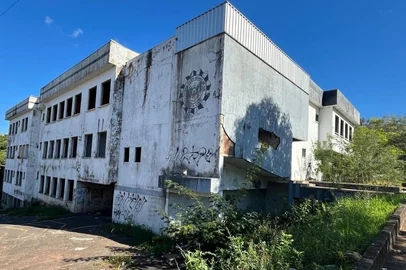 Abandono do antigo prédio da DPPA causa transtornos em Passo Fundo<!-- NICAID(16037030) -->