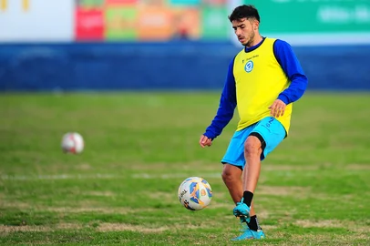 VACARIA, RS, BRASIL, 09/06/2025. Treino do Glória de Vacarira no estádio Altos da Glória, em Vacaaria. O Glória está disputando o Campeonato Gaúcho Série A2. Na foto, lateral direito Tonchi González. (Porthus Junior/Agência RBS)Indexador: BTK<!-- NICAID(16056349) -->