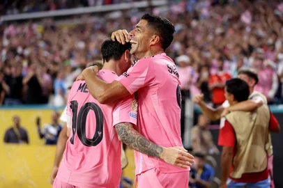 MIAMI GARDENS, FLORIDA - JUNE 23: Luis Suarez #9 celebrates scoring his team's second goal with Lionel Messi #10 of Inter Miami CF during the FIFA Club World Cup 2025 group A match between Internacional CF Miami and SE Palmeiras at Hard Rock Stadium on June 23, 2025 in Miami Gardens, Florida.   Megan Briggs/Getty Images/AFP (Photo by Megan Briggs / GETTY IMAGES NORTH AMERICA / Getty Images via AFP)<!-- NICAID(16065931) -->
