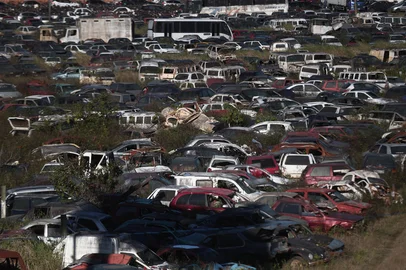 PORTO ALEGRE, RS, BRASIL, 24-06-2025: Depósito de carros do Detran. Deputado Estadual Matheus Gomes faz denuncia de risco ambiental e foco de dengue no depósito de carros do Detran próximo a Freeway. Foto: Jonathan Heckler/Agência RBS<!-- NICAID(16066059) -->