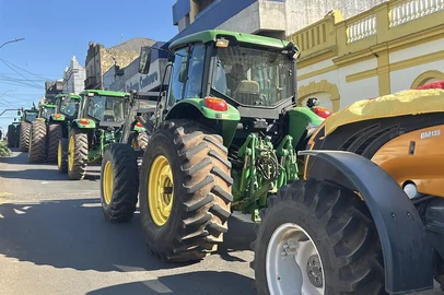 Produtores rurais fazem tratoraço em Cruz Alta por renegociação de dívidas<!-- NICAID(16078458) -->