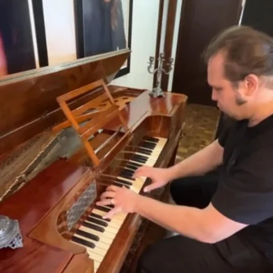 Piano de 190 anos é conservado por músico em Erechim<!-- NICAID(16153575) -->