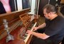 Piano de 190 anos é conservado na sala de estar de músico de Erechim; raridade foi encontrada na internet
