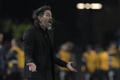 Estudiantes de La Platas coach Eduardo Dominguez gestures during the Copa Sudamericana quarterfinals second leg football match between Argentinas Estudiantes de La Plata and Brazils Corinthians, at the Jorge Luis Hirschi stadium in La Plata, Buenos Aires province, Argentina, on August 29, 2023. (Photo by JUAN MABROMATA / AFP)Editoria: SPOLocal: La PlataIndexador: JUAN MABROMATASecao: soccerFonte: AFPFotógrafo: STF<!-- NICAID(15710163) -->