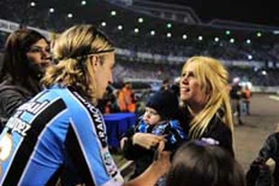 zol - antes de entrar em campo, Maxi López recebe o carinho da esposa, Wanda Nara, e do filho    - Libertadores 2009 semifinais,Grêmio x Cruzeiro no estádio Olímpico - porto alegre - futebol - esportes - 02/06/2009