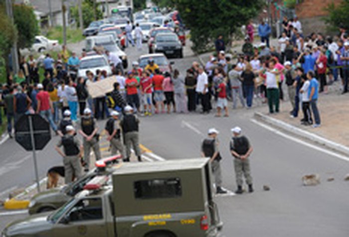 Moradores trancam rua em Caxias do Sul para protestar por falta de